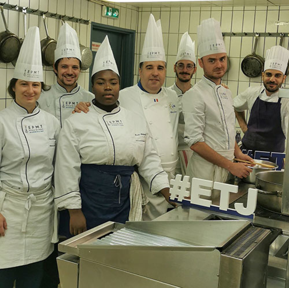 Le Chef Alfredo Martin d’Euro-toques Jeunes entourés par nos apprenants<br>