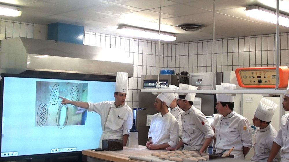 Écran interactif au laboratoire de boulangerie